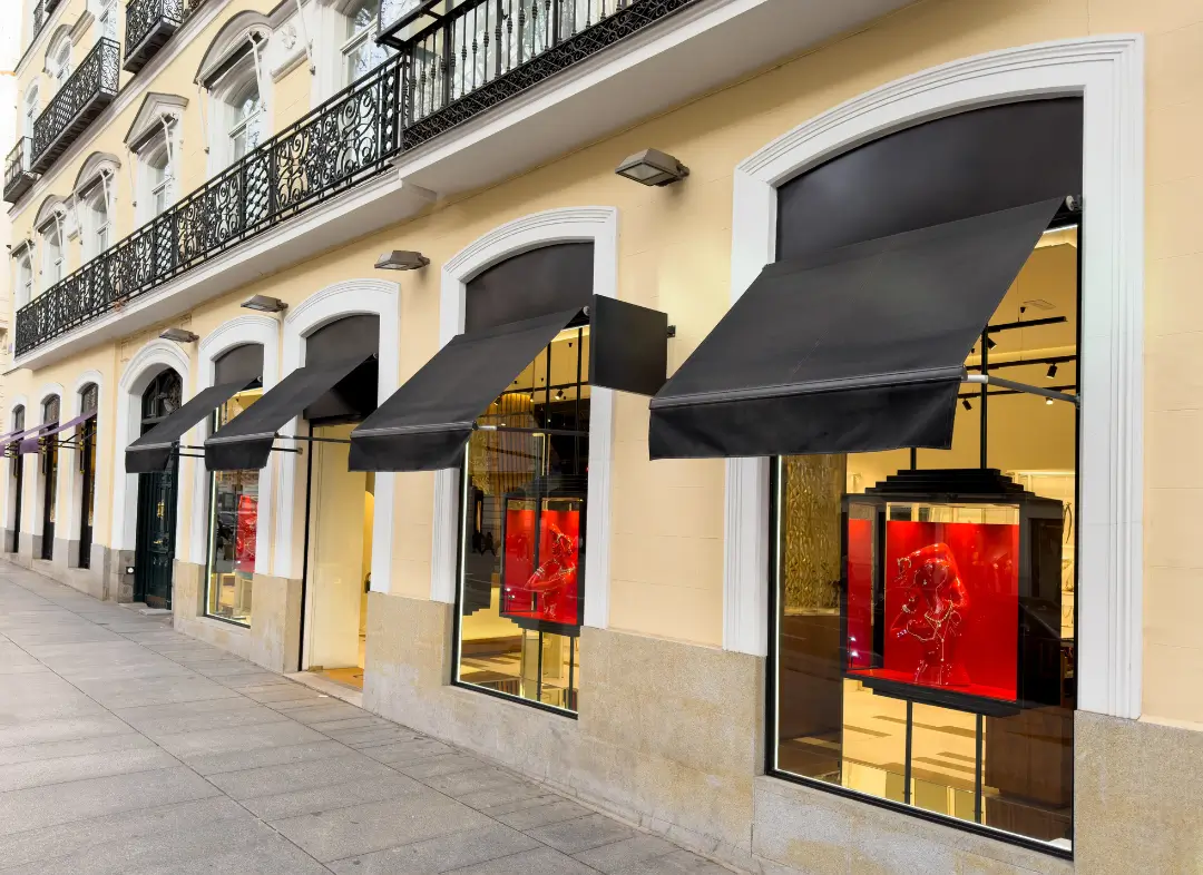 Façade vitrine de magasin en aluminium sur mesure à Chaniers